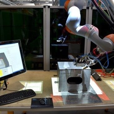 Teilautomatisierter-Roboterschweißplatz